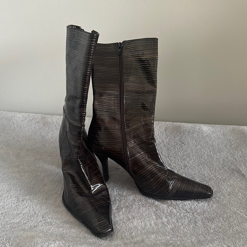 Lightly worn very sturdy 9 1/2 W snake skin boot